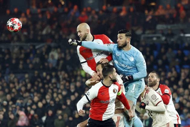 ROTTERDAM - (l-r) Gernot Trauner of Feyenoord, Harry Kane of Bayern Munich, Feyenoord goalkeeper Justin Bijlow during the UEFA Champions League match between Feyenoord and FC Bayern Munich at Feyenoord Stadium de Kuip on Jan. 22, 2025 in Rotterdam, Netherlands. ANP ROBIN VAN LONKHUIJSEN UEFA Champions League 2024 25 League phase 7 2024 25 xVIxANPxSportx xxANPxIVx 518103897 originalFilename: 518103897.jpg