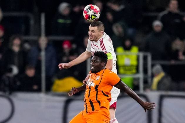 GELSENKIRCHEN, GERMANY - JANUARY 22: Brendan Chardonnet of Stade Brestois 29 and Lassina Traore of FC Shakhtar Donetsk compete for the headed ball during the UEFA Champions League 2024 25 League Phase MD7 match between FC Shakhtar Donetsk and Stade Brestois 29 at Arena AufSchalke on January 22, 2025 in Gelsenkirchen, Germany. (Photo by Rene Nijhuis) SOC  Copyright: xRenexNijhuis