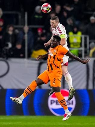 GELSENKIRCHEN, GERMANY - JANUARY 22: Brendan Chardonnet of Stade Brestois 29 and Lassina Traore of FC Shakhtar Donetsk compete for the headed ball during the UEFA Champions League 2024 25 League Phase MD7 match between FC Shakhtar Donetsk and Stade Brestois 29 at Arena AufSchalke on January 22, 2025 in Gelsenkirchen, Germany. (Photo by Rene Nijhuis) SOC  Copyright: xRenexNijhuis