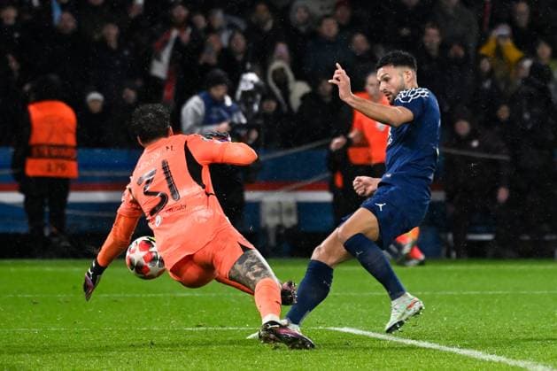 FOOTBALL : PSG vs Manchester City - Ligue des Champions - 22 01 2025 Goncalo Ramos ( 9 - PSG ) and Ederson ( 31 - Manchester City ) during the UEFA Champions League match between Paris Saint Germain and Manchester City at Parc Des Princes on January 22, 2025 in Paris, France. ( Photo by Dante Badano PsnewZ ) - ParisFrance  Copyright: xDantexBadanox