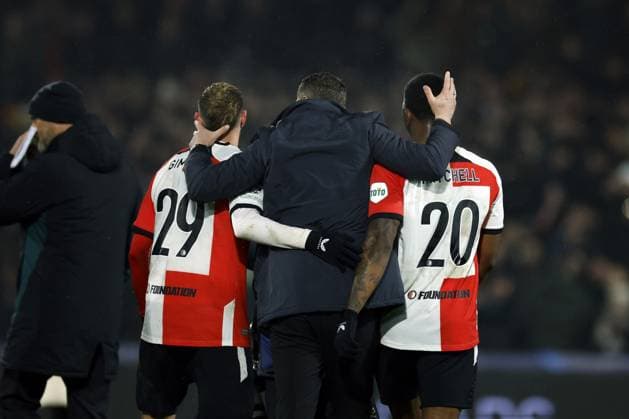 ROTTERDAM - (l-r) Santiago Gimenez of Feyenoord, Feyenoord coach Brian Prisk, Jeyland Mitchell of Feyenoord celebrate the 3-0 victory after the UEFA Champions League match between Feyenoord and FC Bayern Munich at Feyenoord Stadion de Kuip on Jan. 22, 2025 in Rotterdam, Netherlands. ANP ROBIN VAN LONKHUIJSEN UEFA Champions League 2024 25 League phase 7 2024 25 xVIxANPxSportx xxANPxIVx 518106184 originalFilename: 518106184.jpg