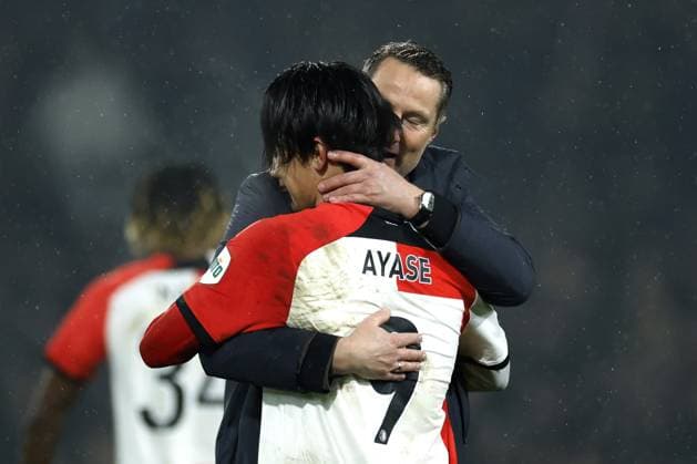 ROTTERDAM - (l-r) Ayase Ueda of Feyenoord, Feyenoord coach Brian Prisk celebrate the 3-0 victory after the UEFA Champions League match between Feyenoord and FC Bayern Munich at Feyenoord Stadium de Kuip on Jan. 22, 2025 in Rotterdam, Netherlands. ANP ROBIN VAN LONKHUIJSEN UEFA Champions League 2024 25 League phase 7 2024 25 xVIxANPxSportx xxANPxIVx 518106247 originalFilename: 518106247.jpg