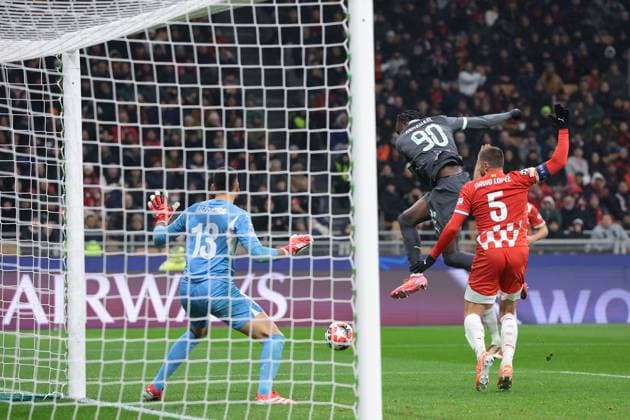Milan, Italy, 22nd January 2025. Tammy Abraham of AC Milan hooks an effort goalwards under pressure from David Lopez of Girona FC during the UEFA Champions League match at Giuseppe Meazza, Milan. Picture credit should read: Jonathan Moscrop Sportimage EDITORIAL USE ONLY. No use with unauthorised audio, video, data, fixture lists, club league logos or live services. Online in-match use limited to 120 images, no video emulation. No use in betting, games or single club league player publications. SPI_045_JM_MILAN_GIRONA_UCL SPI-3619-0017