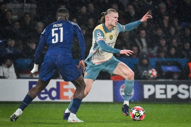Champions League PSG vs Manchester City - FA Manchester City’s forward Erling Haaland fights for the ball during the UEFA Champions League football match between Paris Saint-Germain and Manchester City FC at the Parc des Princes Stadium in Paris on January 22, 2025. Photo by Firas Abdullah ABACAPRESS.COM Paris Ile-de-France France  Copyright: xAbdullahxFiras ABACAx