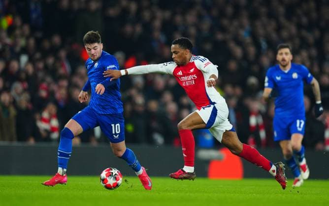 Jurrien Timber of Arsenal is dispossessed by Martin Baturina of Dinamo Zagreb Arsenal v Dinamo Zagreb, UEFA Champions League, Group Stage, Football, Emirates Stadium, London, UK - 22 Jan 2025 EDITORIAL USE ONLY No use with unauthorised audio, video, data, fixture lists, club league logos or live services. Online in-match use limited to 120 images, no video emulation. No use in betting, games or single club league player publications. Copyright: xJavierxGarcia Shutterstockx 15108893di