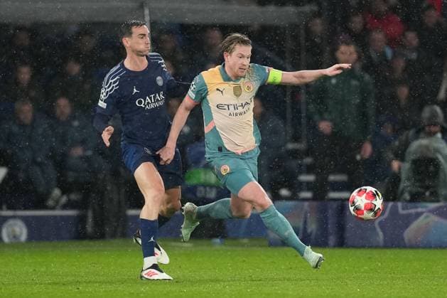 Kevin De Bruyne of Manchester City holds off Fabian Ruiz of PSG Paris Saint-Germain v Manchester City, UEFA Champions League, Group Stage, Football, Parc des Princes, Paris, France - 22 Jan 2025 EDITORIAL USE ONLY No use with unauthorised audio, video, data, fixture lists, club league logos or live services. Online in-match use limited to 120 images, no video emulation. No use in betting, games or single club league player publications.  Copyright: xDavexWinter Shutterstockx 15108890er