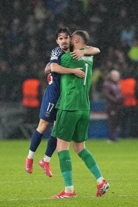 Gianluigi Donnarumma of PSG embraces Vitinha of PSG at the end of the match Paris Saint-Germain v Manchester City, UEFA Champions League, Group Stage, Football, Parc des Princes, Paris, France - 22 Jan 2025 EDITORIAL USE ONLY No use with unauthorised audio, video, data, fixture lists, club league logos or live services. Online in-match use limited to 120 images, no video emulation. No use in betting, games or single club league player publications.  Copyright: xDavexWinter Shutterstockx 15108890in