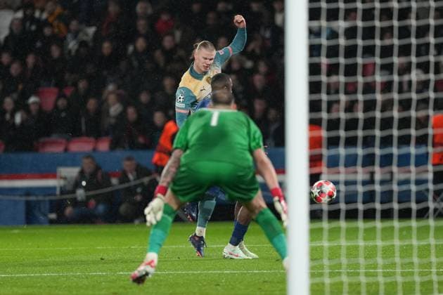 Erling Haaland of Manchester City has his shot blocked by Willian Pacho of PSG Paris Saint-Germain v Manchester City, UEFA Champions League, Group Stage, Football, Parc des Princes, Paris, France - 22 Jan 2025 EDITORIAL USE ONLY No use with unauthorised audio, video, data, fixture lists, club league logos or live services. Online in-match use limited to 120 images, no video emulation. No use in betting, games or single club league player publications.  Copyright: xDavexWinter Shutterstockx 15108890if