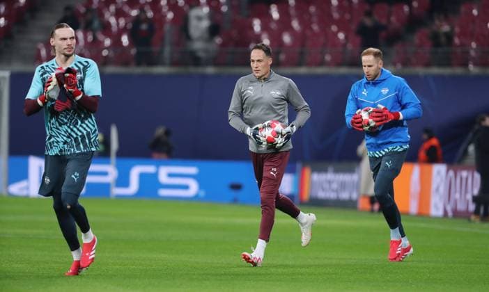 Torwart Maarten Vandevoordt, Torwarttrainer Frederik Gößling, Torwart Peter Gulacsi kommt zur Erwärmung Fußball Fussball UEFA Champions League UCL Herren 7. Spieltag Saison 2024 2025 22.01.2025 Rasen Ballsport RB Leipzig RBL vs Sporting Lissabon DFL regulations prohibit any use of photographs as image sequences and or quasi-video.