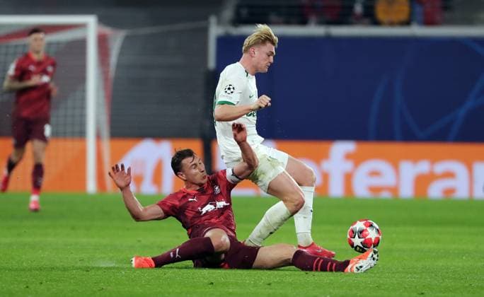Willi Orban, Conrad Harder duel Match scene Action Sport Football Soccer UEFA Champions League UCL Men 7 Matchday Season 2024 2025 22 01 2025 Rasen Ballsport RB Leipzig RBL vs Sporting Lisbon DFL regulations prohibit any use of photographs as image sequences and or quasi video