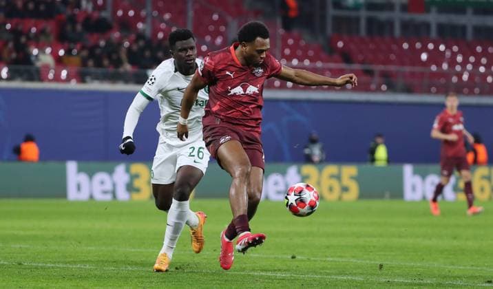 Ousmane Diomande, Lois Openda on the ball duel Match scene Action Sport Football Soccer UEFA Champions League UCL Men 7 Matchday Season 2024 2025 22 01 2025 Rasen Ballsport RB Leipzig RBL vs Sporting Lisbon DFL regulations prohibit any use of photographs as image sequences and or quasi video