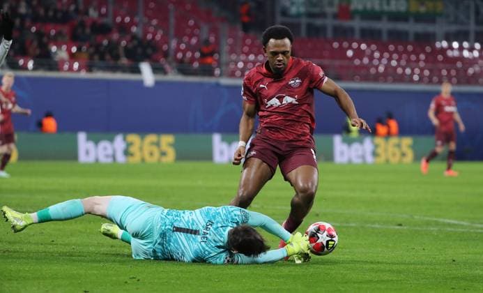 Goalkeeper Franco Israel, Lois Openda duel Match scene Action Sport Football Soccer UEFA Champions League UCL Men 7 Matchday Season 2024 2025 22 01 2025 Rasen Ballsport RB Leipzig RBL vs Sporting Lisbon DFL regulations prohibit any use of photographs as image sequences and or quasi video