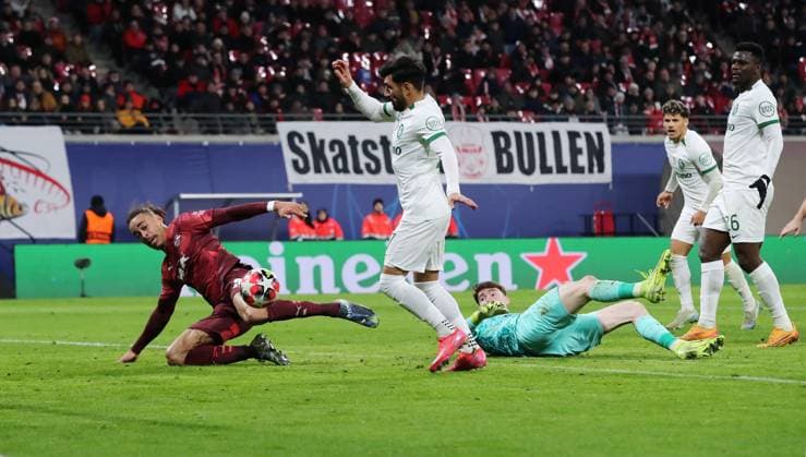 Yussuf Poulsen scores the goal for 2 1 against Ricardo Esgaio, goalkeeper Franco Israel duel Match scene Action Sport Soccer Football UEFA Champions League UCL Men 7 Matchday Season 2024 2025 22 01 2025 Rasen Ballsport RB Leipzig RBL vs Sporting Lisbon DFL regulations prohibit any use of photographs as image sequences and or quasi video