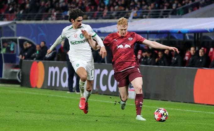 Trincao, Nicolas Seiwald duel match scene Action Sport Football Soccer UEFA Champions League UCL Men 7 Matchday Season 2024 2025 22 01 2025 Rasen Ballsport RB Leipzig RBL vs Sporting Lisbon DFL regulations prohibit any use of photographs as image sequences and or quasi video