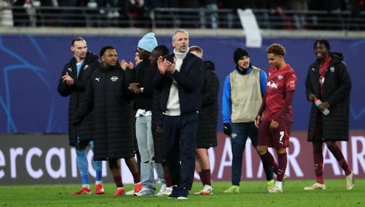 Coach Marco Rose claps to the fans, Leipzig at the lap of honor after the end of the match Sport Football Soccer UEFA Champions League UCL Men 7 Matchday Season 2024 2025 22 01 2025 Rasen Ballsport RB Leipzig RBL vs Sporting Lisbon DFL regulations prohibit any use of photographs as image sequences and or quasi video