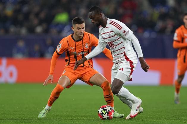 Dmytro Kryskiv Shakhtar Donetsk and Abdallah Sima Stade Brest 29 battle for the ball during the UEFA Champions League 2024 25 League Phase MD7 match between FC Shakhtar Donetsk and Stade Brestois 29 at Veltins Arena on January 22, 2025 in Gelsenkirchen, Germany Photo by Oliver Kaelke DeFodi Images Defodi 678 2025 01 21 OK SHASTA 1572 Defodi-678