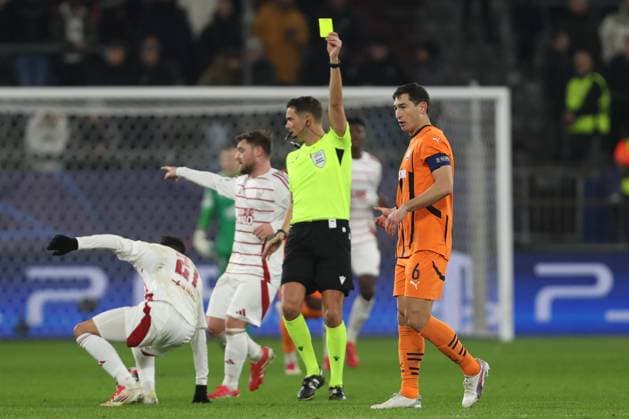 Taras Stepanenko Shakhtar Donetsk gets the yellow card during the UEFA Champions League 2024 25 League Phase MD7 match between FC Shakhtar Donetsk and Stade Brestois 29 at Veltins Arena on January 22, 2025 in Gelsenkirchen, Germany Photo by Oliver Kaelke DeFodi Images Defodi 678 2025 01 21 OK SHASTA 1642 Defodi-678