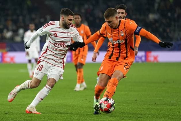 Romain Del Castillo Stade Brest 29 and Mykola Matvienko Shakhtar Donetsk battle for the ball during the UEFA Champions League 2024 25 League Phase MD7 match between FC Shakhtar Donetsk and Stade Brestois 29 at Veltins Arena on January 22, 2025 in Gelsenkirchen, Germany Photo by Oliver Kaelke DeFodi Images Defodi 678 2025 01 21 OK SHASTA 1463 Defodi-678
