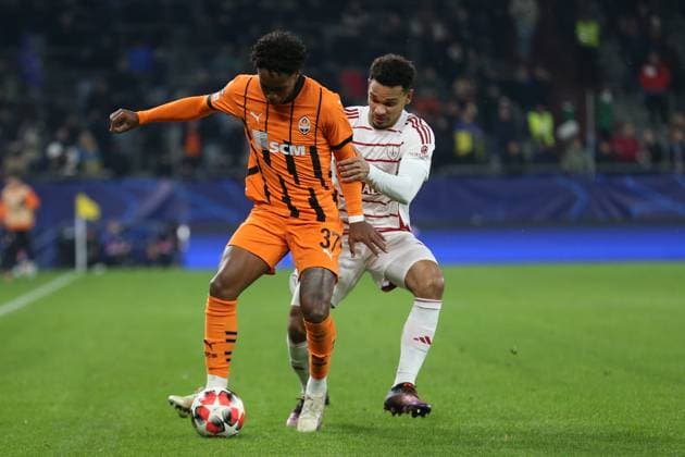 Kevin Shakhtar Donetsk and Kenny Lala Stade Brest 29 battle for the ball during the UEFA Champions League 2024 25 League Phase MD7 match between FC Shakhtar Donetsk and Stade Brestois 29 at Veltins Arena on January 22, 2025 in Gelsenkirchen, Germany Photo by Oliver Kaelke DeFodi Images Defodi 678 2025 01 21 OK SHASTA 1497 Defodi-678