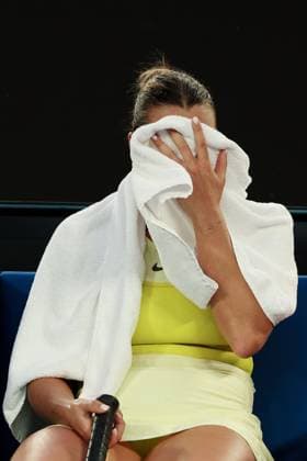 Aryna Sabalenka covers her face with a towel on the bench during a delay as the roof is closed in her semi-final match against Badosa in the Rod Laver Arena Australian Open, Day Twelve, Tennis, Melbourne Park, Melbourne, Australia - 23 Jan 2025  Copyright: xEllaxLing Shutterstockx 15108783r