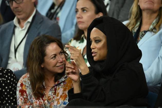 TENNIS AUSTRALIAN OPEN, Former Model and American TV personality Tyra Banks (right) watches Aryna Sabalenka of Belarus during her Women?s semifinal match against Paula Badosa of Spain during the 2025 Australian Open at Melbourne Park in Melbourne, Thursday, January 23, 2025. ( NO ARCHIVING, EDITORIAL USE ONLY, NO USE IN BOOKS WITHOUT CONSENT MELBOURNE VICTORIA AUSTRALIA  Copyright: xJOELxCARRETTx 20250123180032367129