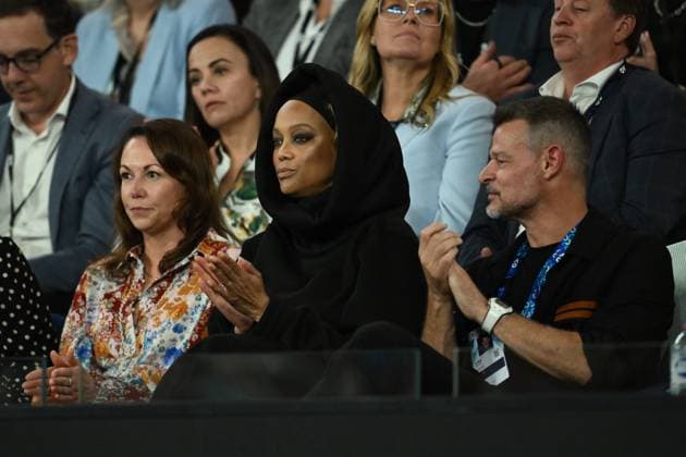 TENNIS AUSTRALIAN OPEN, Former Model and American TV personality Tyra Banks (centre) and musician Luke Hepworth (right) watch Aryna Sabalenka of Belarus during her Women?s semifinal match against Paula Badosa of Spain during the 2025 Australian Open at Melbourne Park in Melbourne, Thursday, January 23, 2025. ( NO ARCHIVING, EDITORIAL USE ONLY, NO USE IN BOOKS WITHOUT CONSENT MELBOURNE VICTORIA AUSTRALIA  Copyright: xJOELxCARRETTx 20250123142883875049