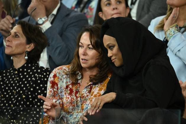 TENNIS AUSTRALIAN OPEN, Former Model and American TV personality Tyra Banks (right) watches Aryna Sabalenka of Belarus during her Women?s semifinal match against Paula Badosa of Spain during the 2025 Australian Open at Melbourne Park in Melbourne, Thursday, January 23, 2025. ( NO ARCHIVING, EDITORIAL USE ONLY, NO USE IN BOOKS WITHOUT CONSENT MELBOURNE VICTORIA AUSTRALIA  Copyright: xJOELxCARRETTx 20250123156097133144