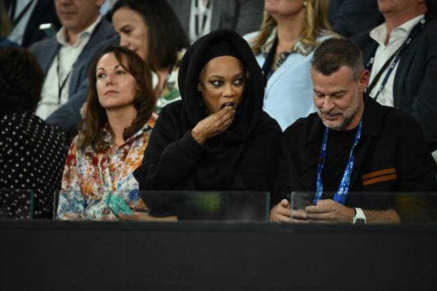 TENNIS AUSTRALIAN OPEN, Former Model and American TV personality Tyra Banks (centre) and musician Luke Hepworth (right) watch Aryna Sabalenka of Belarus during her Women?s semifinal match against Paula Badosa of Spain during the 2025 Australian Open at Melbourne Park in Melbourne, Thursday, January 23, 2025. ( NO ARCHIVING, EDITORIAL USE ONLY, NO USE IN BOOKS WITHOUT CONSENT MELBOURNE VICTORIA AUSTRALIA  Copyright: xJOELxCARRETTx 20250123133677385033