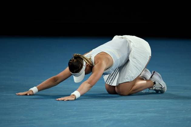 TENNIS AUSTRALIAN OPEN, Paula Badosa of Spain stumbles during her Women?s semifinal match against Aryna Sabalenka of Belarus during the 2025 Australian Open at Melbourne Park in Melbourne, Thursday, January 23, 2025. ( NO ARCHIVING, EDITORIAL USE ONLY, NO USE IN BOOKS WITHOUT CONSENT MELBOURNE VICTORIA AUSTRALIA  Copyright: xJOELxCARRETTx 20250123139844549247