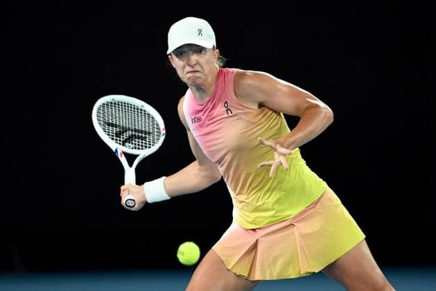 TENNIS AUSTRALIAN OPEN, Iga Swiatek of Poland returns during her Women?s semifinal match against Madison Keys of the USA during the 2025 Australian Open at Melbourne Park in Melbourne, Thursday, January 23, 2025. ( NO ARCHIVING, EDITORIAL USE ONLY, NO USE IN BOOKS WITHOUT CONSENT MELBOURNE VICTORIA AUSTRALIA  Copyright: xJOELxCARRETTx 20250123176407049863
