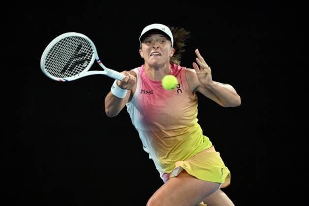 TENNIS AUSTRALIAN OPEN, Iga Swiatek of Poland returns during her Women?s semifinal match against Madison Keys of the USA during the 2025 Australian Open at Melbourne Park in Melbourne, Thursday, January 23, 2025. ( NO ARCHIVING, EDITORIAL USE ONLY, NO USE IN BOOKS WITHOUT CONSENT MELBOURNE VICTORIA AUSTRALIA  Copyright: xJOELxCARRETTx 20250123125831240286