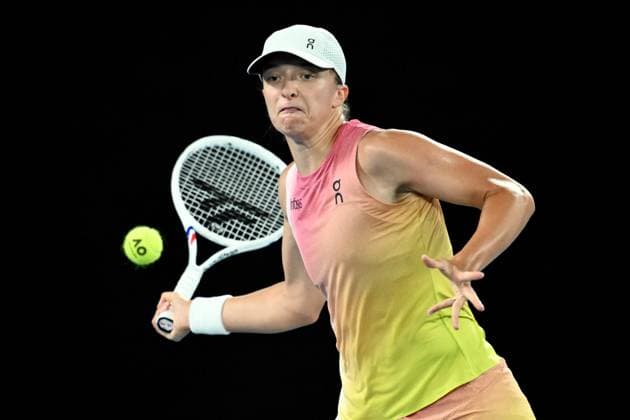 TENNIS AUSTRALIAN OPEN, Iga Swiatek of Poland returns during her Women?s semifinal match against Madison Keys of the USA during the 2025 Australian Open at Melbourne Park in Melbourne, Thursday, January 23, 2025. ( NO ARCHIVING, EDITORIAL USE ONLY, NO USE IN BOOKS WITHOUT CONSENT MELBOURNE VICTORIA AUSTRALIA  Copyright: xJOELxCARRETTx 20250123190856130738