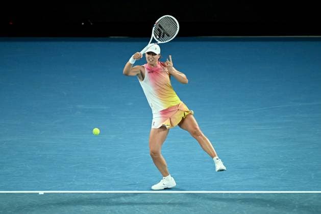 TENNIS AUSTRALIAN OPEN, Iga Swiatek of Poland returns during her Women?s semifinal match against Madison Keys of the USA during the 2025 Australian Open at Melbourne Park in Melbourne, Thursday, January 23, 2025. ( NO ARCHIVING, EDITORIAL USE ONLY, NO USE IN BOOKS WITHOUT CONSENT MELBOURNE VICTORIA AUSTRALIA  Copyright: xJAMESxROSSx 20250123175107003691