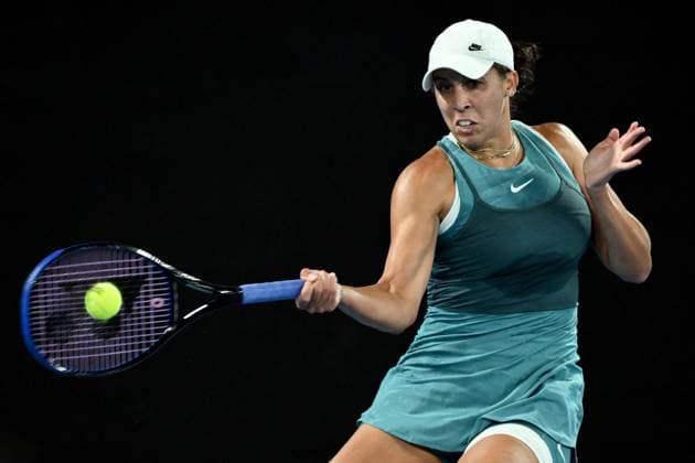 TENNIS AUSTRALIAN OPEN, Madison Keys of the USA returns during her Women?s semifinal match against Iga Swiatek of Poland during the 2025 Australian Open at Melbourne Park in Melbourne, Thursday, January 23, 2025. ( NO ARCHIVING, EDITORIAL USE ONLY, NO USE IN BOOKS WITHOUT CONSENT MELBOURNE VICTORIA AUSTRALIA  Copyright: xJOELxCARRETTx 20250123125088033279