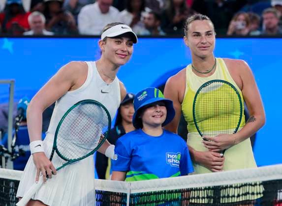 (250123) -- MELBOURN, Jan. 23, 2025 -- Aryna Sabalenka (R) poses with Paula Badosa before the women s singles semifinal match between Aryna Sabalenka of Belarus and Paula Badosa of Spain at Australian Open tennis tournament in Melbourne, Australia, Jan. 23, 2025. ) (SP)AUSTRALIA-MELBOURNE-TENNIS-AUSTRALIAN OPEN-WOMEN S SINGLES-SEMIFINALS MaxPing 