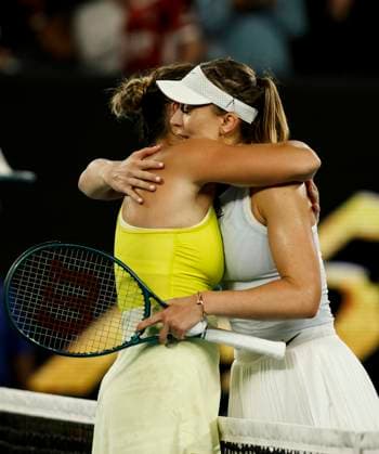 (250123) -- MELBOURNE, Jan. 23, 2025 -- Aryna Sabalenka (L) hugs Paula Badosa after the women s singles semifinal match between Aryna Sabalenka of Belarus and Paula Badosa of Spain at Australian Open tennis tournament in Melbourne, Australia, Jan. 23, 2025. ) (SP)AUSTRALIA-MELBOURNE-TENNIS-AUSTRALIAN OPEN-WOMEN S SINGLES-SEMIFINALS MaxPing 