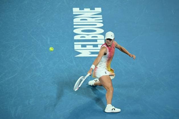 TENNIS AUSTRALIAN OPEN, Iga Swiatek of Poland returns during her Women?s semifinal match against Madison Keys of the USA during the 2025 Australian Open at Melbourne Park in Melbourne, Thursday, January 23, 2025. ( NO ARCHIVING, EDITORIAL USE ONLY, NO USE IN BOOKS WITHOUT CONSENT MELBOURNE VICTORIA AUSTRALIA  Copyright: xJAMESxROSSx 20250123138061810762