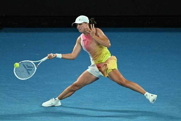 TENNIS AUSTRALIAN OPEN, Iga Swiatek of Poland returns during her Women?s semifinal match against Madison Keys of the USA during the 2025 Australian Open at Melbourne Park in Melbourne, Thursday, January 23, 2025. ( NO ARCHIVING, EDITORIAL USE ONLY, NO USE IN BOOKS WITHOUT CONSENT MELBOURNE VICTORIA AUSTRALIA  Copyright: xJAMESxROSSx 20250123185310446810