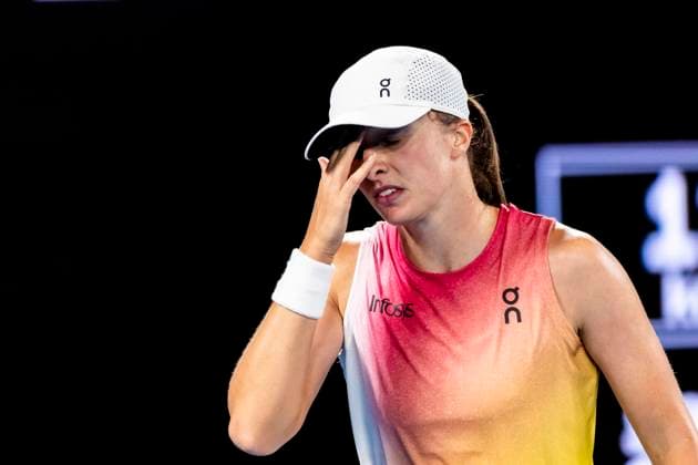 MELBOURNE, VIC - JANUARY 23: Iga Swiatek of Poland shows her frustration during the Semifinals of the 2025 Australian Open on January 23 2025, at Melbourne Park in Melbourne, Australia. (Photo by Jason Heidrich Icon Sportswire) TENNIS: JAN 23 Australian Open EDITORIAL USE ONLY Icon250123164