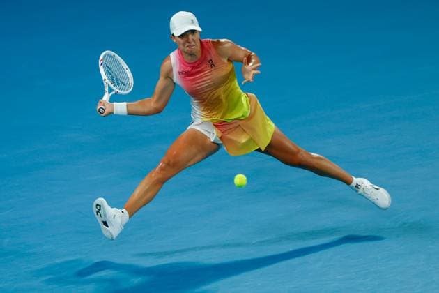 (250123) -- MELBOURNE, Jan. 23, 2025 -- Iga Swiatek hits a return during the women s singles semifinal match between Iga Swiatek of Poland and Madison Keys of the United States at Australian Open tennis tournament in Melbourne, Australia, Jan. 23, 2025. (Photo by Xinhua) (SP)AUSTRALIA-MELBOURNE-TENNIS-AUSTRALIAN OPEN-WOMEN S SINGLES-SEMIFINALS ChuxChen 