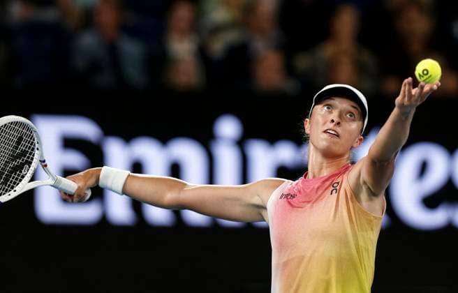 (250123) -- MELBOURNE, Jan. 23, 2025 -- Iga Swiatek serves during the women s singles semifinal match between Iga Swiatek of Poland and Madison Keys of the United States at Australian Open tennis tournament in Melbourne, Australia, Jan. 23, 2025. ) (SP)AUSTRALIA-MELBOURNE-TENNIS-AUSTRALIAN OPEN-WOMEN S SINGLES-SEMIFINALS MaxPing 