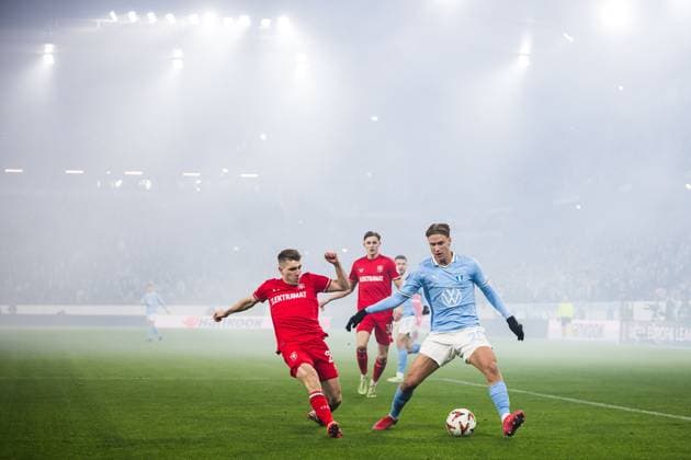 250123 Michal Sadilek of Twente and Erik Botheim of Malmö FF during the UEFA Europa League football match between Malmö FF and Twente on January 23, 2025 in Malmö Photo Petter Arvidson BILDBYRAN kod PA PA0962 fotboll football soccer fotball uefa europa league europa league malmö ff twente bbeng  Copyright: PETTERxARVIDSON BB250123PA077