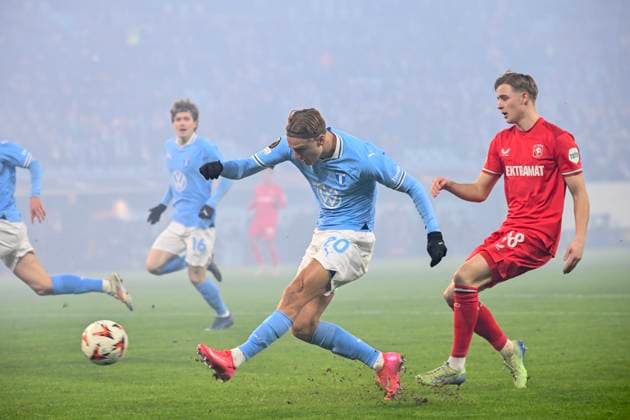 MALMÖ, SWEDEN 20250123 Malmös Erik Botheim fires a shot in front of Twentes Max Bruns during Thursdays Uefa Europa League first leg soccer match between Malmö FF and FC Twente at Eleda stadium in Malmö MALMÖ SWEDEN x50090x  Copyright: xJohanxNilsson TTx UEFA EUROPA LEAGUE MALMÖ FF - FC TWENTE