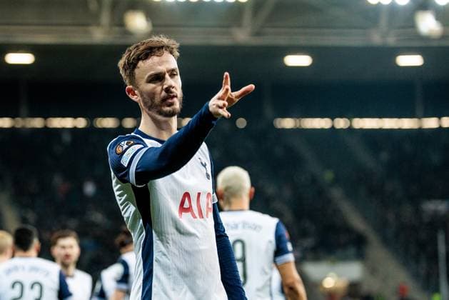 UEFA Europa League TSG 1899 Hoffenheim Tottenham Hotspur 23 01 2025 Cheers for 0 1 by James Maddison Tottenham Hotspur, 10 dart throw UEFA Europa League TSG 1899 Hoffenheim Tottenham Hotspur, Sinsheim, PreZero Arena on 23 01 2025 Copyright: xBEAUTIFULxSPORTS Wunderlx
