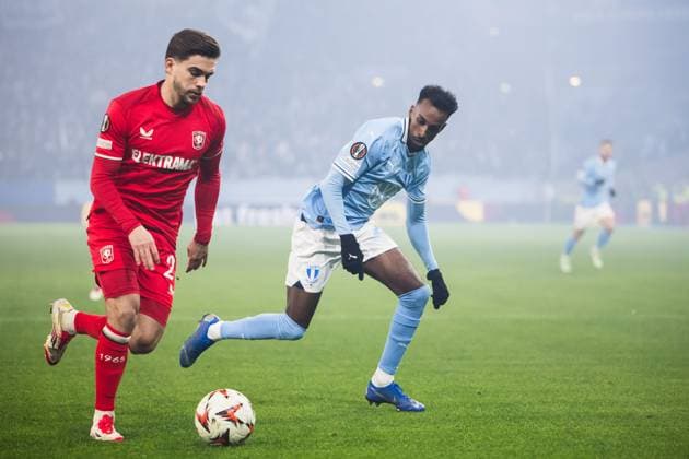 250123 Bart Van Rooij of Twente and Taha Ali of Malmö FF during the UEFA Europa League football match between Malmö FF and Twente on January 23, 2025 in Malmö Photo Petter Arvidson BILDBYRAN kod PA PA0962 fotboll football soccer fotball uefa europa league europa league malmö ff twente bbeng  Copyright: PETTERxARVIDSON BB250123PA079
