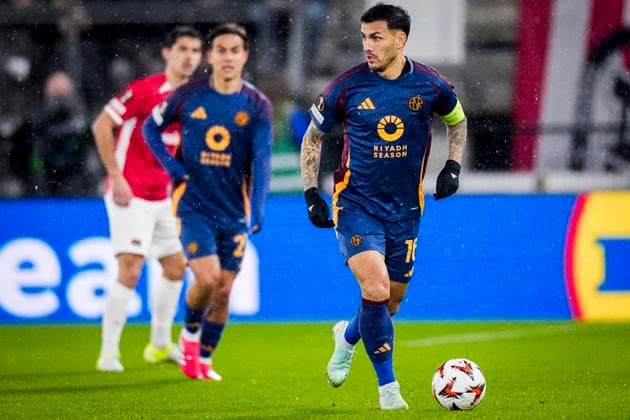 2025-01-23 AZ v AS Roma - UEFA Europa League 2024 25 League Phase MD7 ALKMAAR, NETHERLANDS - JANUARY 23: Leandro Paredes of AS Roma runs with the ball during the UEFA Europa League 2024 25 League Phase MD7 match between AZ and AS Roma at AFAS Stadion on January 23, 2025 in Alkmaar, Netherlands. Alkmaar AFAS Stadion Netherlands Content not available for redistribution in The Netherlands directly or indirectly through any third parties. Copyright: xEdxvanxdexPolx