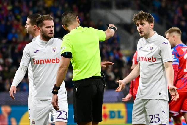 Viktoria Plzen v RSC Anderlecht - UEFA Europa League PLZEN, CZECH REPUBLIC - JANUARY 23 : referee Antonio Nobre and Foket Thomas midfielder of RSC Anderlecht during the UEFA Europa League 2024 25 League Phase MD7 match between Viktoria Plzen and RSC Anderlecht on January 23, 2025 in Plzen, Czech Republic, 23 01 2025 Plzen Czech Republic  Copyright: xPeterxDexVoechtx