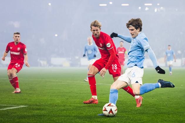 250123 Michel Vlap of Twente and Oliver Berg of Malmö FF during the UEFA Europa League football match between Malmö FF and Twente on January 23, 2025 in Malmö Photo Petter Arvidson BILDBYRAN kod PA PA0962 fotboll football soccer fotball uefa europa league europa league malmö ff twente bbeng  Copyright: PETTERxARVIDSON BB250123PA080