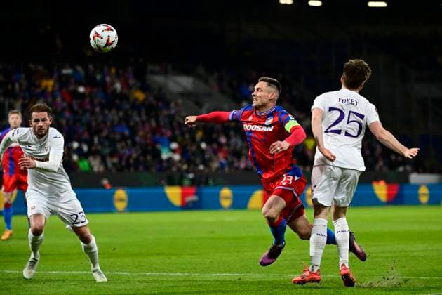 Viktoria Plzen v RSC Anderlecht - UEFA Europa League PLZEN, CZECH REPUBLIC - JANUARY 23 : Kalvach Lukas midfielder of Viktoria Pilsen and Foket Thomas midfielder of RSC Anderlecht during the UEFA Europa League 2024 25 League Phase MD7 match between Viktoria Plzen and RSC Anderlecht on January 23, 2025 in Plzen, Czech Republic, 23 01 2025 Plzen Czech Republic  Copyright: xPeterxDexVoechtx