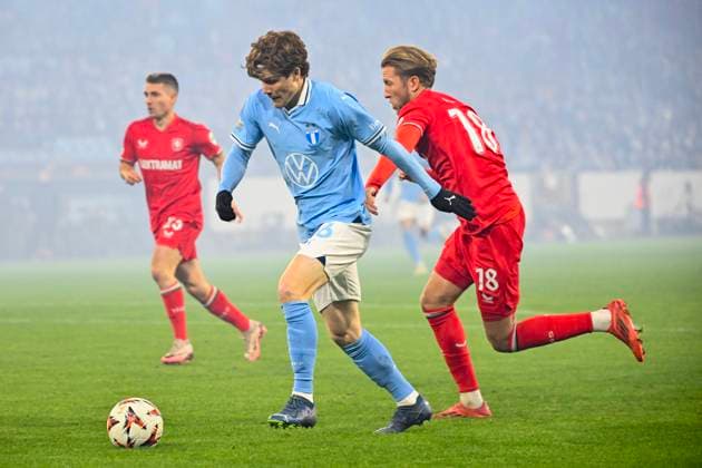 MALMÖ, SWEDEN 20250123 Malmös Oliver Berg with the ball is chased by Twentes Michel Vlap during Thursdays first leg match in the Uefa Europa League in soccer between Malmö FF and FC Twente at Eleda stadium in Malmö MALMÖ SWEDEN x50090x  Copyright: xJohanxNilsson TTx UEFA EUROPA LEAGUE MALMÖ FF - FC TWENTE